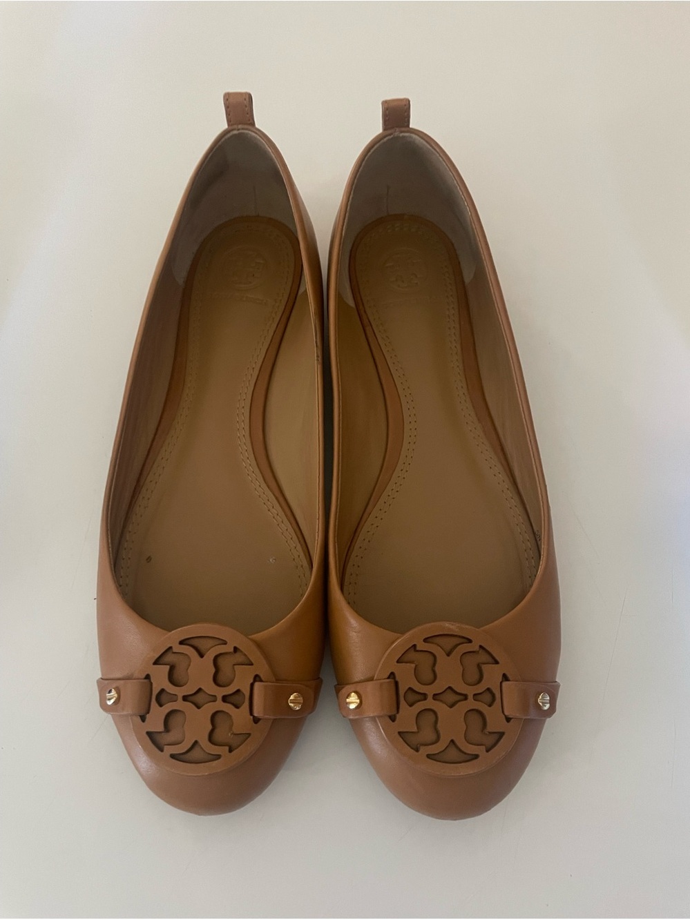 Tory Burch Gabriel ballet flats Tiramisu or
Royal Tan. Leather size 9